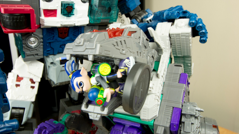 Illustration for article titled Playing Nicely With Transformers' Biggest Decepticon Ever